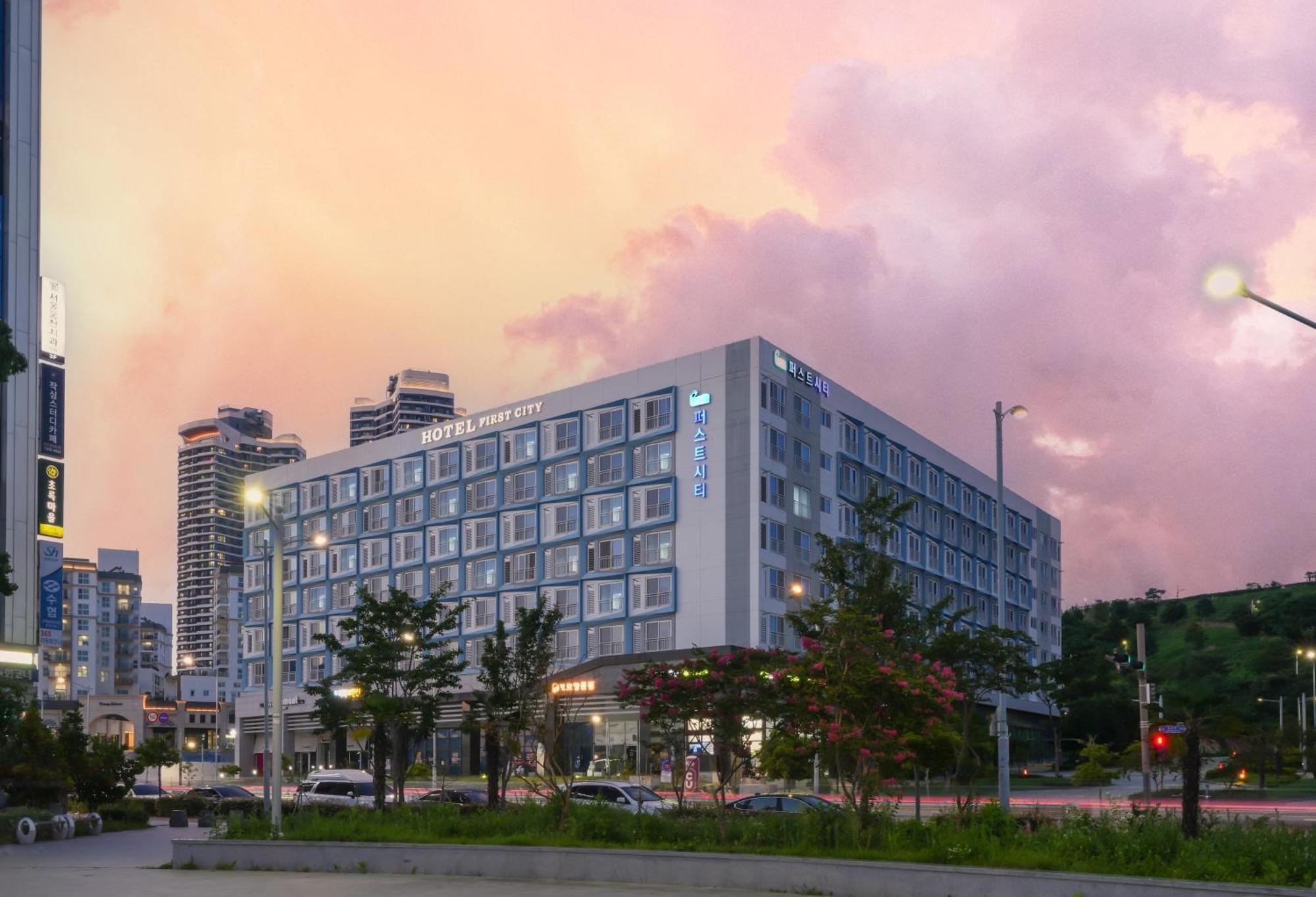 Yeosu Hotel First City エクステリア 写真